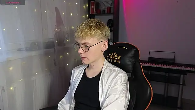 Keytaro online show from March 18, 2025, 3:12 pm