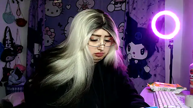 lussyevans24 online show from June 12, 2026, 5:49 am