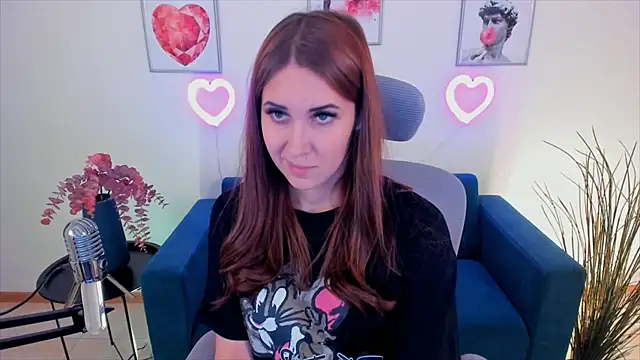 NellieMccaffrey online show from January 5, 2025, 11:04 am