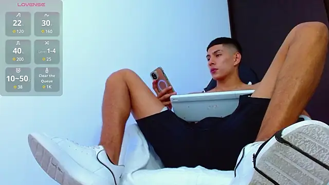 Snapshot of Valerio_20 chatting on March 14, 2025, 8:28 pm Valerio 20 online show from March 14, 2025, 8:28 pm