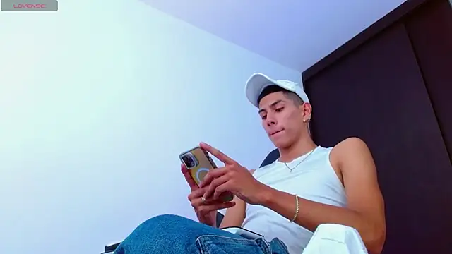 Snapshot of Valerio_20 chatting on March 20, 2025, 7:35 pm Valerio 20 online show from March 20, 2025, 7:35 pm