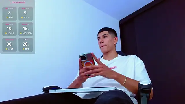 Snapshot of Valerio_20 chatting on February 21, 2025, 7:43 pm Valerio 20 online show from February 21, 2025, 7:43 pm