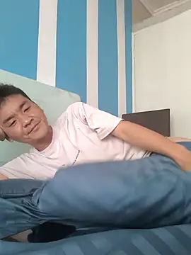 kisstoyousoon2024 online show from March 12, 2025, 1:30 pm