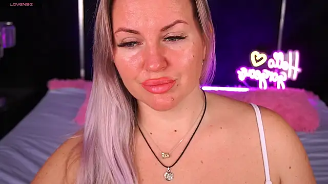 KiraCandyS online show from December 1, 2025, 9:04 pm