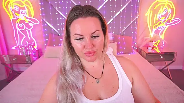 KiraCandyS online show from May 18, 2026, 8:02 pm