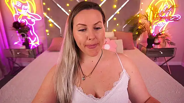 KiraCandyS online show from April 24, 2026, 6:21 pm