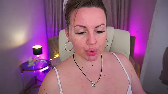 KiraCandyS online show from April 21, 2026, 8:26 pm