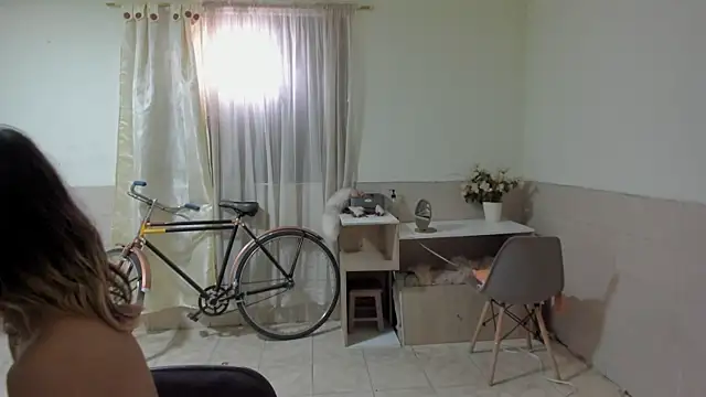 linnie  online show from October 29, 2025, 4:28 pm