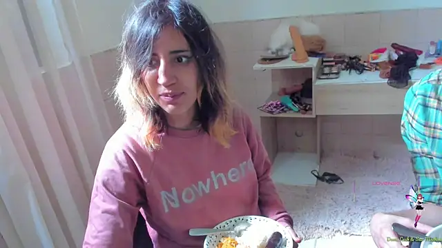 linnie  online show from September 17, 2025, 7:49 pm