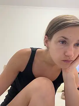 KateRedgar online show from December 3, 2025, 10:03 am