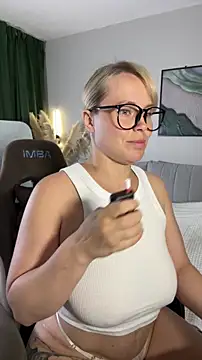 Snapshot of Charming_Daphny chatting on June 27, 2026, 4:51 am Charming Daphny online show from June 27, 2026, 4:51 am