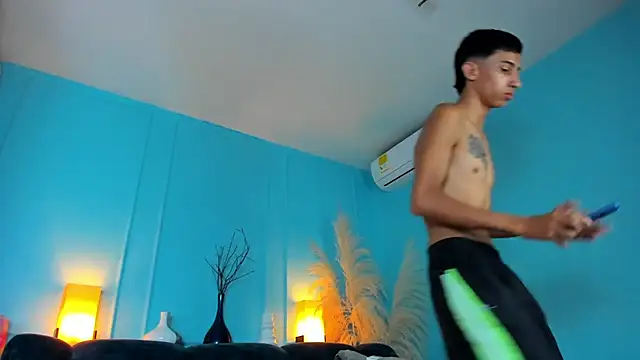 Snapshot of Lucian_Davi chatting on October 17, 2025, 4:38 am Lucian Davi online show from October 17, 2025, 4:38 am