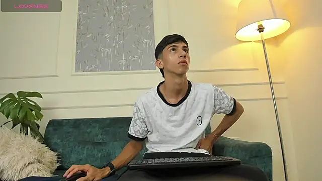 Snapshot of Lucian_Davi chatting on March 12, 2025, 3:35 am Lucian Davi online show from March 12, 2025, 3:35 am