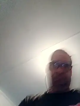 Snapshot of mcv131985 chatting on May 7, 2026, 2:16 am mcv131985 online show from May 7, 2026, 2:16 am