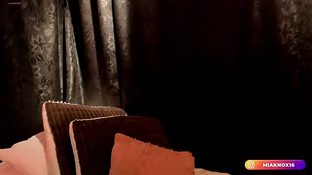 Snapshot of MiaKnox chatting on March 9, 2026, 12:03 am MiaKnox online show from March 9, 2026, 12:03 am