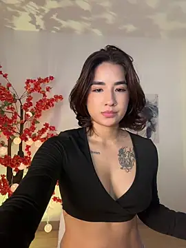 VictoriaHiill online show from April 21, 2026, 6:14 pm