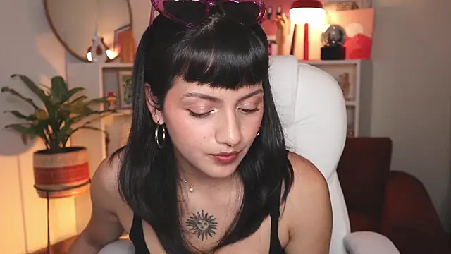 nahiapaws online show from October 17, 2025, 7:48 pm