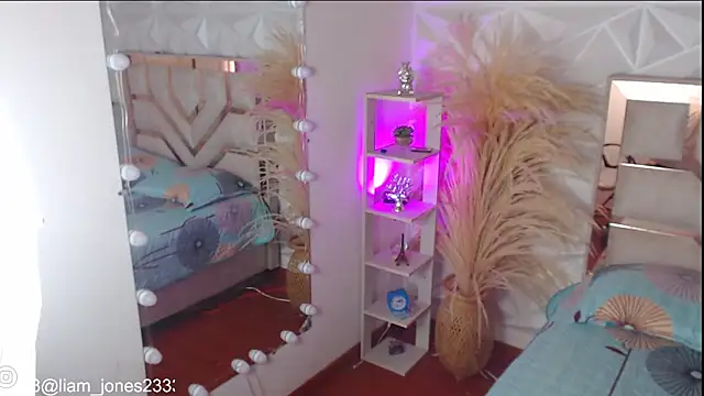 Jonesliam23 online show from October 31, 2025, 7:43 pm