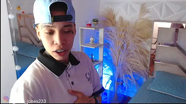 Jonesliam23 online show from November 24, 2025, 7:25 pm