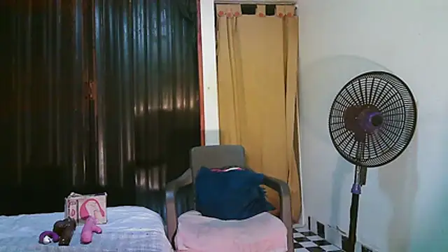 kimmiemm online show from July 2, 2026, 2:23 am