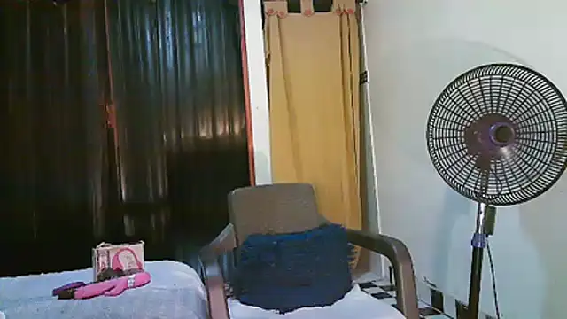 kimmiemm online show from July 15, 2026, 3:35 am