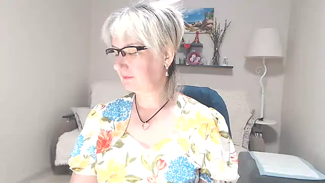 Snapshot of FleurMays chatting on June 19, 2026, 2:28 am FleurMays online show from June 19, 2026, 2:28 am