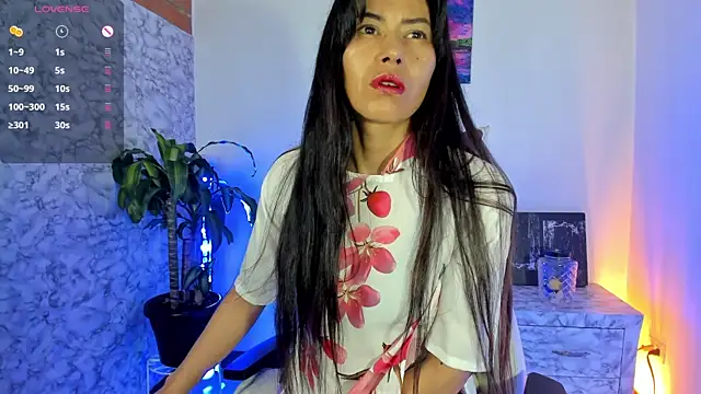 natashaanurak online show from September 15, 2025, 4:29 pm