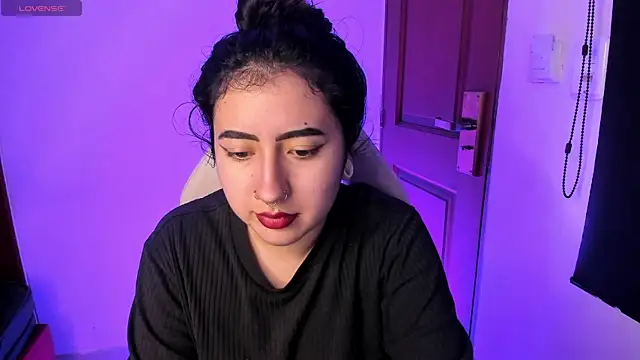 larissa01  online show from September 28, 2025, 3:35 am