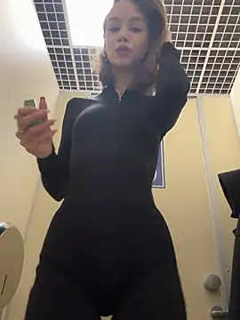 Snapshot of Street_young chatting on January 27, 2025, 2:13 pm Street young online show from January 27, 2025, 2:13 pm