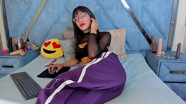 Snapshot of Aura_love69 chatting on February 23, 2026, 6:03 am Aura love69 online show from February 23, 2026, 6:03 am