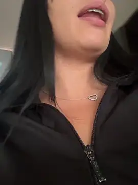 Snapshot of Sara_luna_ chatting on April 7, 2026, 6:21 pm Sara luna online show from April 7, 2026, 6:21 pm