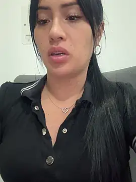 Sara luna  online show from February 2, 2026, 11:37 pm