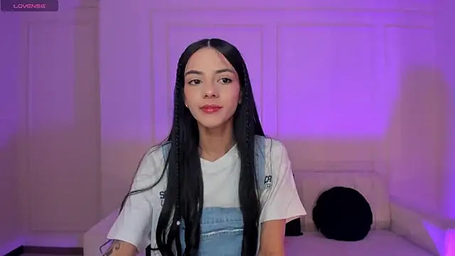 HannahJamesX online show from August 6, 2026, 12:33 pm