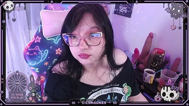 Snapshot of LiloMoon69 chatting on June 16, 2026, 5:29 am LiloMoon69 online show from June 16, 2026, 5:29 am