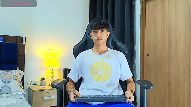 CamiloBass online show from April 26, 2026, 7:44 pm