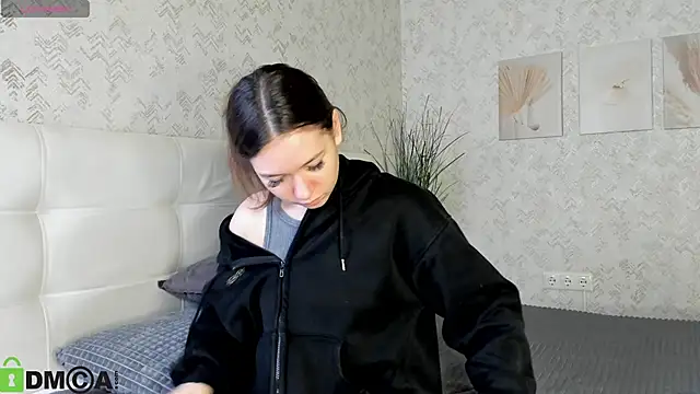 Nicole Charm online show from September 24, 2025, 8:04 pm