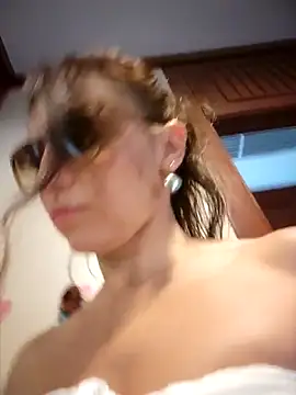 Izabella Bella online show from May 2, 2026, 8:52 am