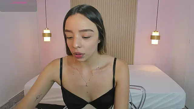 AliceRoss0 online show from May 6, 2026, 8:13 pm