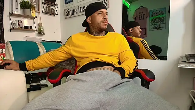 Snapshot of Leenar_Key chatting on December 3, 2025, 10:58 am Leenar Key online show from December 3, 2025, 10:58 am