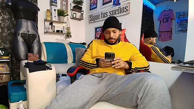 Snapshot of Leenar_Key chatting on January 8, 2026, 9:37 am Leenar Key online show from January 8, 2026, 9:37 am