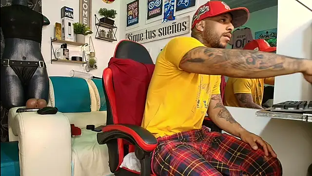 Snapshot of Leenar_Key chatting on December 16, 2025, 1:59 pm Leenar Key online show from December 16, 2025, 1:59 pm