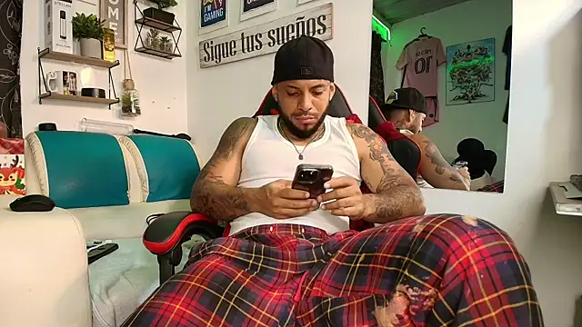 Snapshot of Leenar_Key chatting on November 25, 2025, 1:44 pm Leenar Key online show from November 25, 2025, 1:44 pm