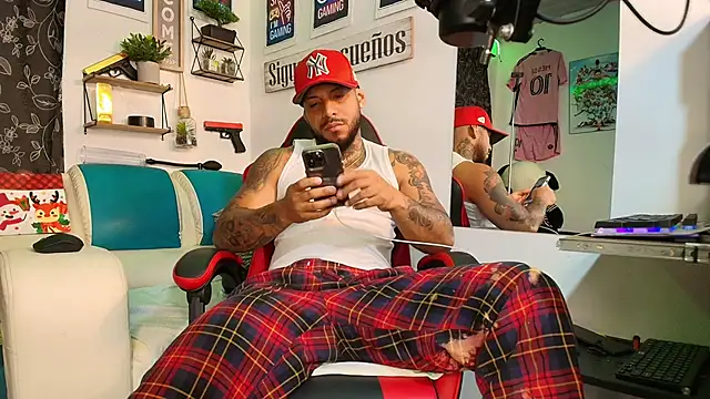 Snapshot of Leenar_Key chatting on November 10, 2025, 2:11 pm Leenar Key online show from November 10, 2025, 2:11 pm