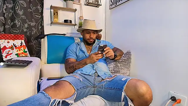 Snapshot of Leenar_Key chatting on October 11, 2025, 4:41 pm Leenar Key online show from October 11, 2025, 4:41 pm