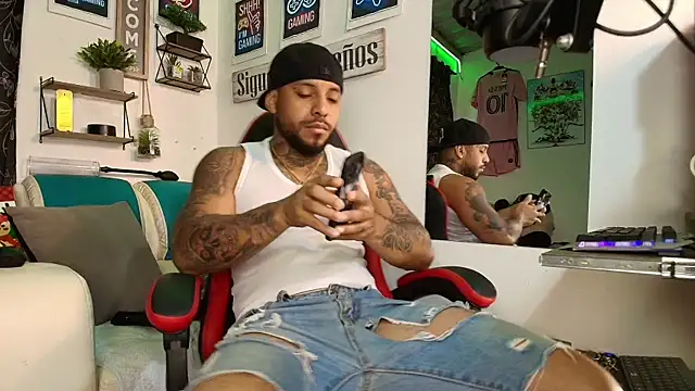 Snapshot of Leenar_Key chatting on November 1, 2025, 3:17 pm Leenar Key online show from November 1, 2025, 3:17 pm