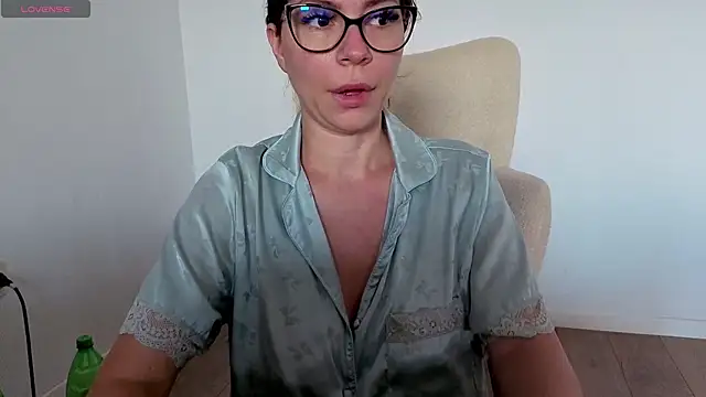 Jullyenn3 online show from June 19, 2026, 11:05 am