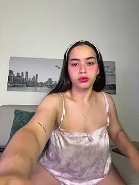 Snapshot of SophieRoyals chatting on June 4, 2026, 1:05 pm SophieRoyals online show from June 4, 2026, 1:05 pm