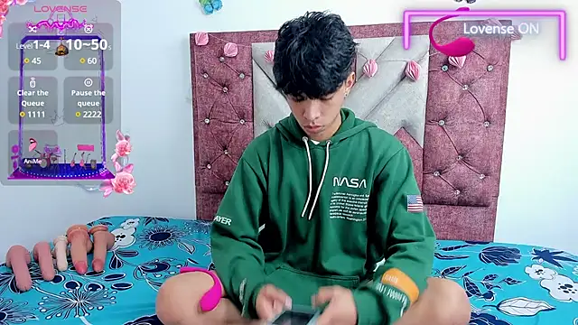 Snapshot of Santy_carrington chatting on March 15, 2025, 10:11 pm Santy carrington online show from March 15, 2025, 10:11 pm