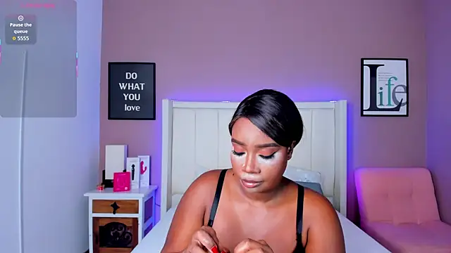 Britanymooree online show from November 10, 2025, 7:52 pm