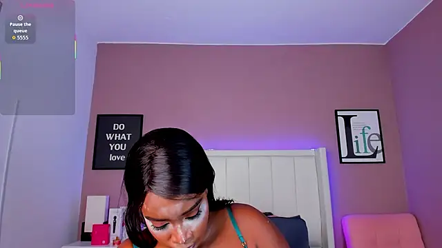 Britanymooree online show from November 1, 2025, 8:14 pm